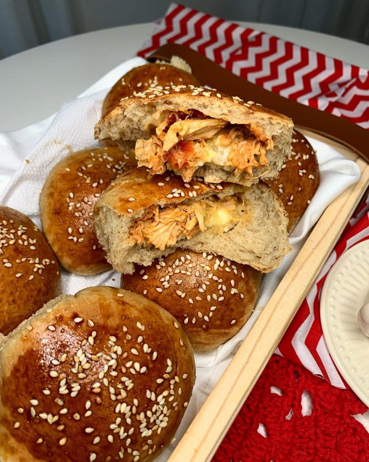 Pãozinho integral recheado com frango