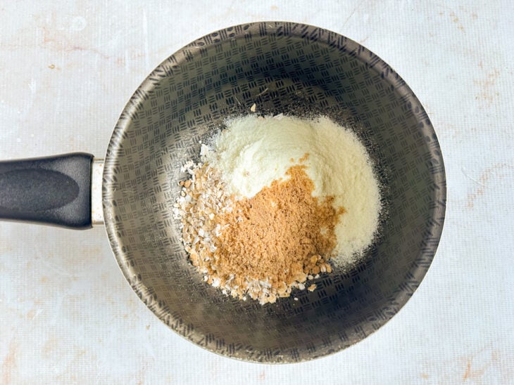 Ingredientes secos adicionados na panela.