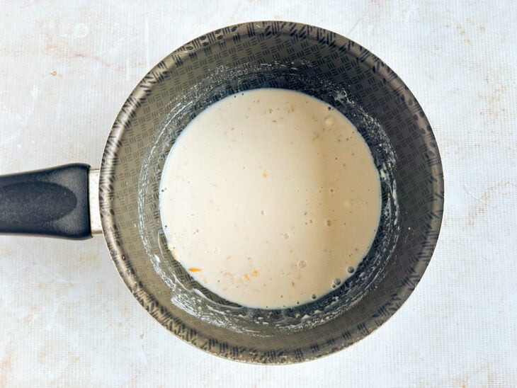 Água adicionada na panela.