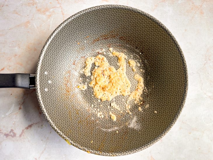 Manteiga e farinha sendo misturadas na panela até formar um roux.