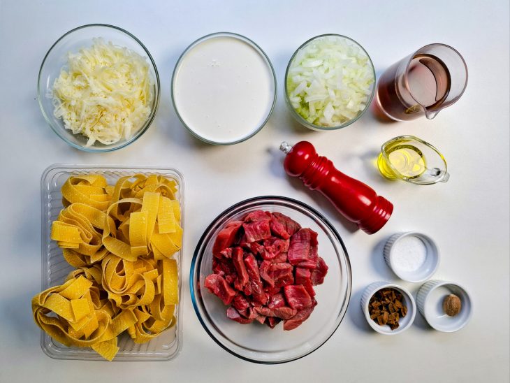 Ingredientes reunidos na bancada.