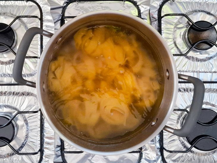 Macarrão na panela, sendo cozido.