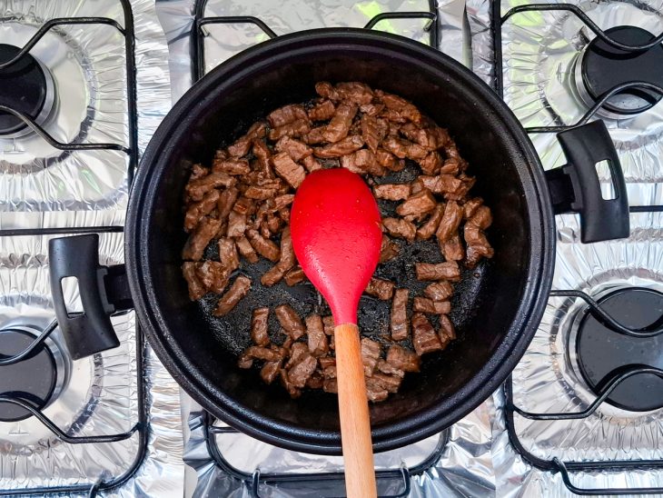 Na panela, o filé mignon grelhado.