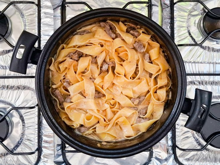 Macarrão adicionado na panela, com os outros ingredientes.