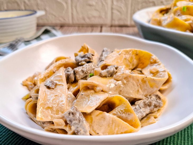 Macarrão pronto, porção servida em prato.