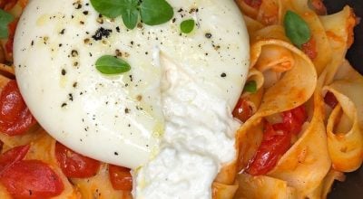 Pappardelle ao molho sugo com burrata