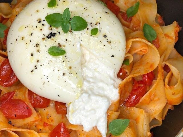 Pappardelle ao molho sugo com burrata