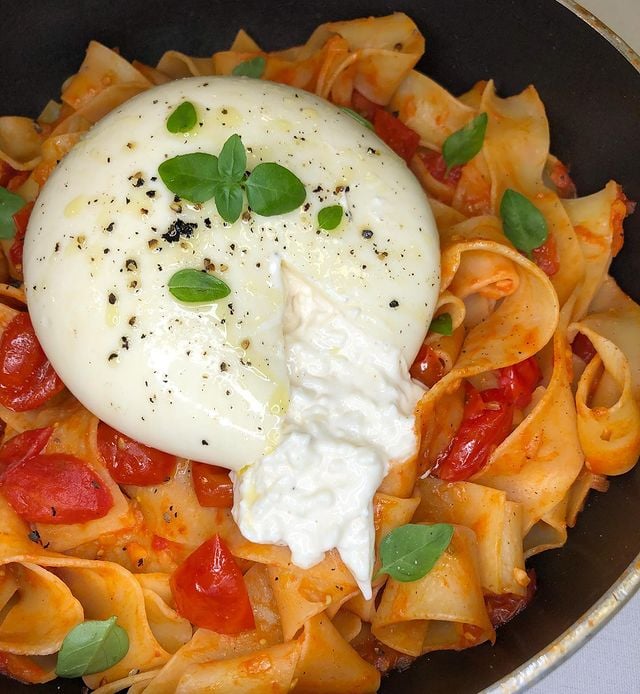 Pappardelle ao molho sugo com burrata