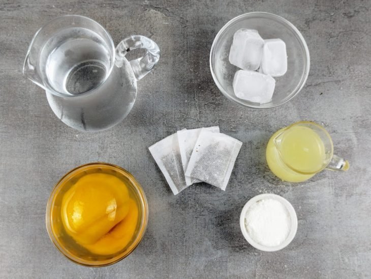 Ingredientes reunidos na bancada.