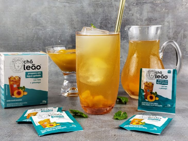Paradise peach pronto para consumo em um copo de vidro.