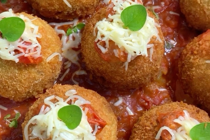 Parmegiana de carne moída com provolone