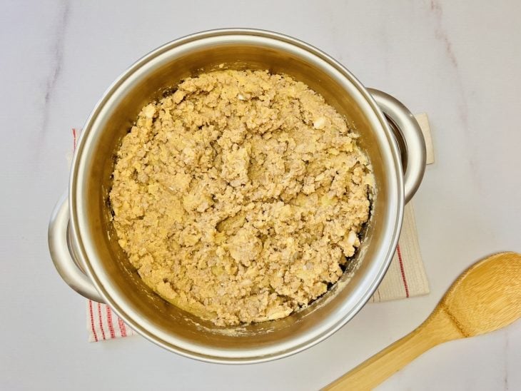 Uma panela contendo a mistura de carne moída com batatas amassadas e temperos.