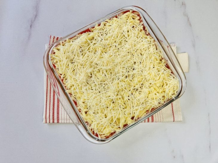 Um refratário contendo parmegiana crua de carne moída.