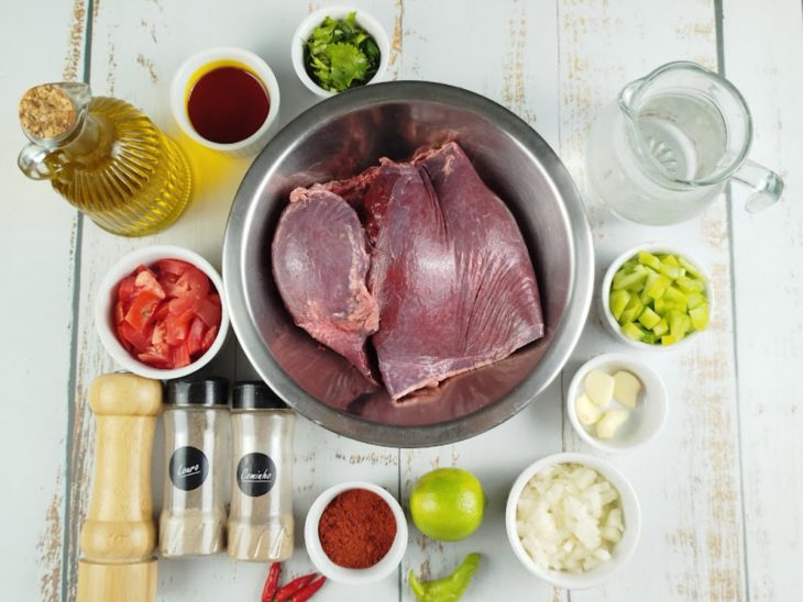 Ingredientes separados sobre a bancada.