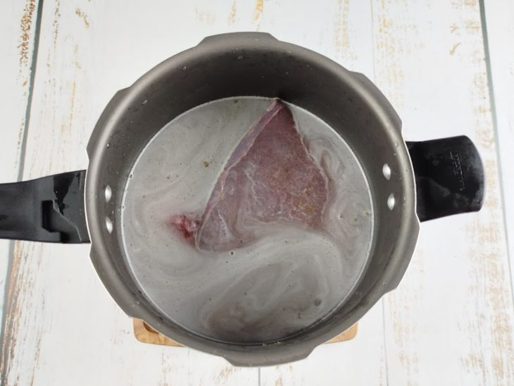 Carne na panela de pressão.