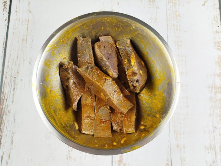 Carne temperada na tigela.