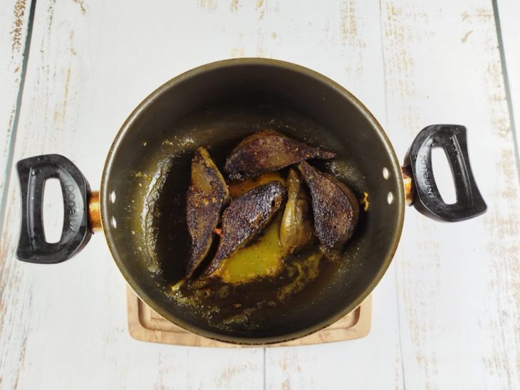 Passarinha de boiCarne fritando na panela.