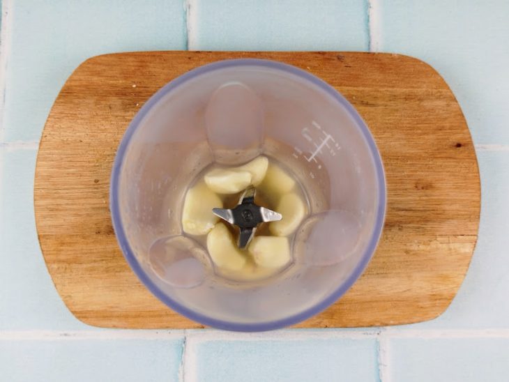 Dentes de alho e suco de limão siciliano em um processador.