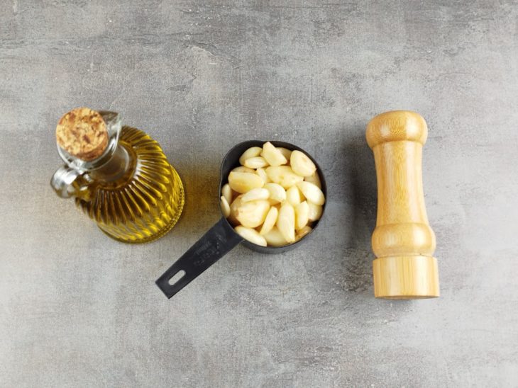 Ingredientes separados sobre a bancada.