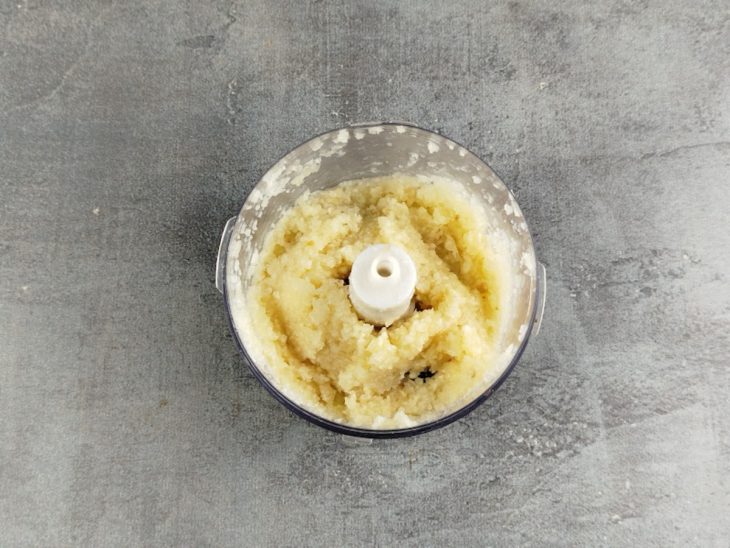 Alho e sal batidos no processador.