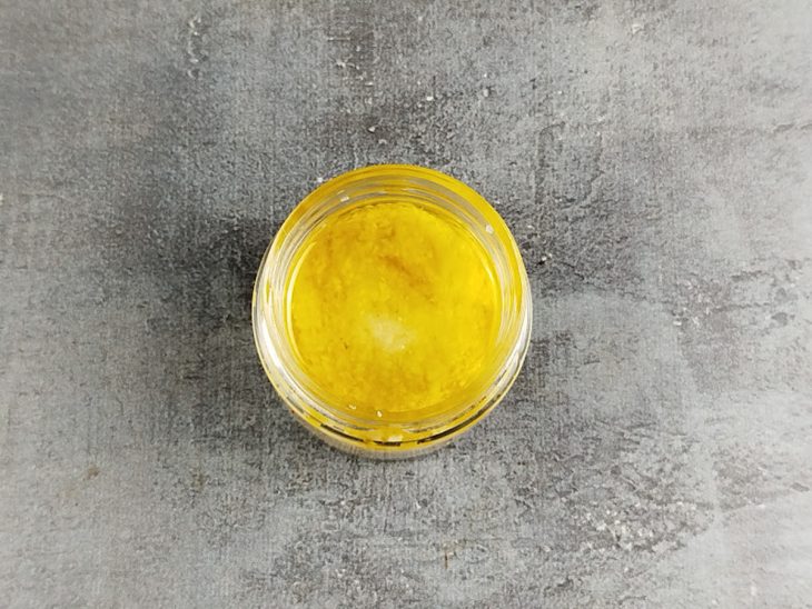 Pasta de alho no pote de vidro.