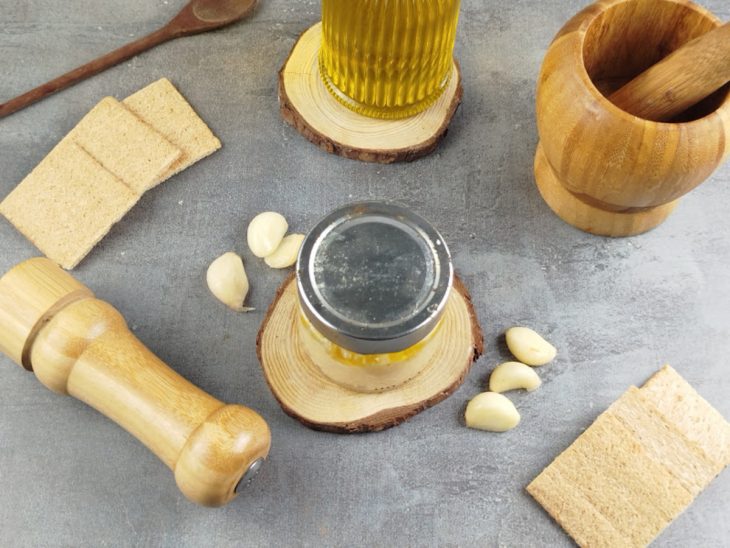 Pasta de alho caseira pronta.