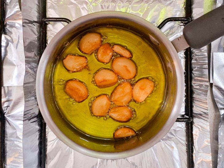 Na panela, o alho bem dourado.