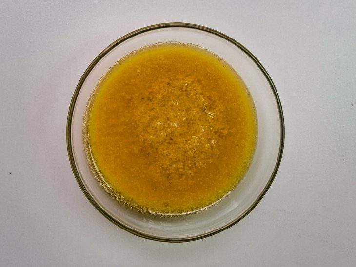 Numa tigela, a mistura já batida com parmesão, orégano, a pimenta-do-reino e a manteiga.