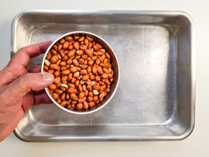 Amendoins sobre a assadeira.