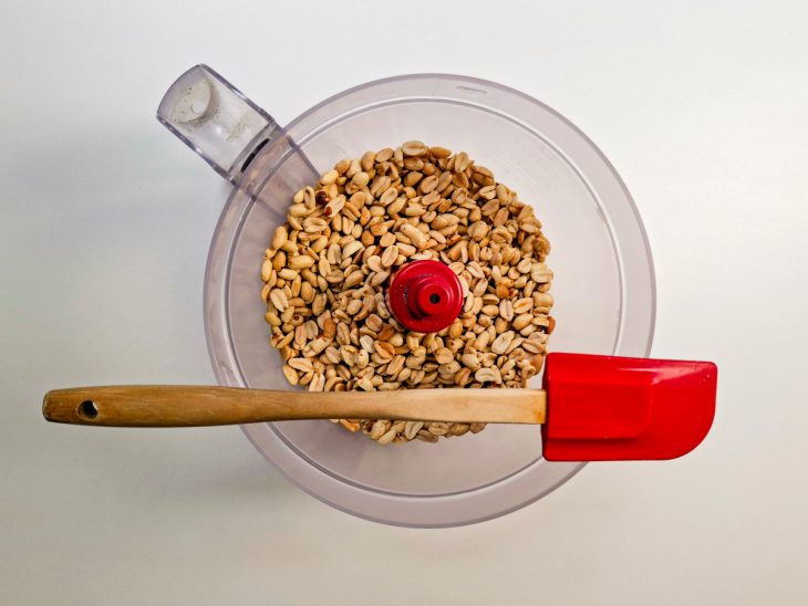 Amendoim ainda quente dentro do processador.