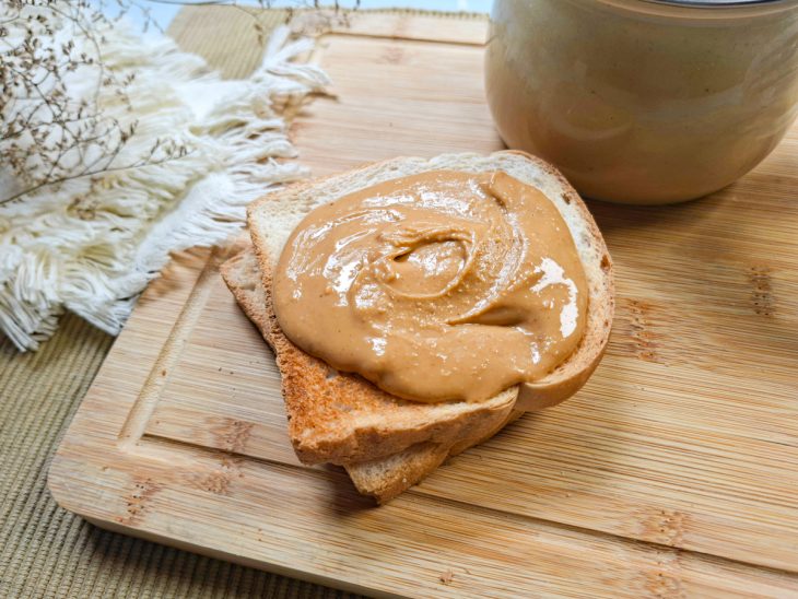 Pasta de amendoim servida.