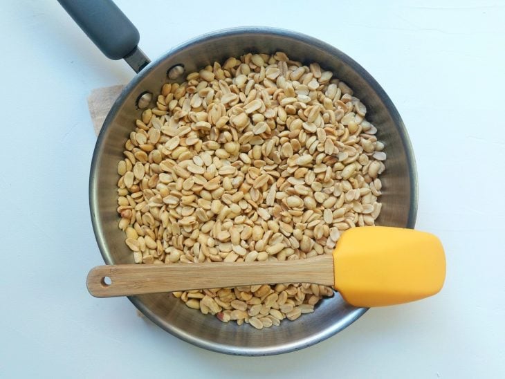 Uma frigideira com amendoim torrado.