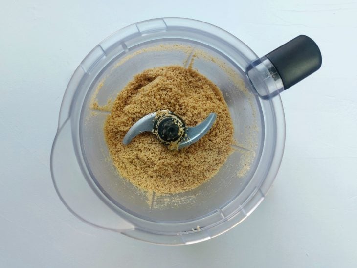 Um processador de alimentos com amendoim triturado.
