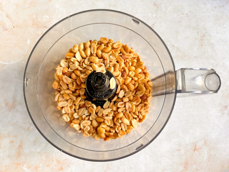 Amendoins no processador.