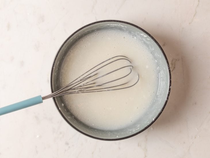 Uma tigela com manteiga, glucose, água, gelatina, açúcar, glaçúcar e CMC.