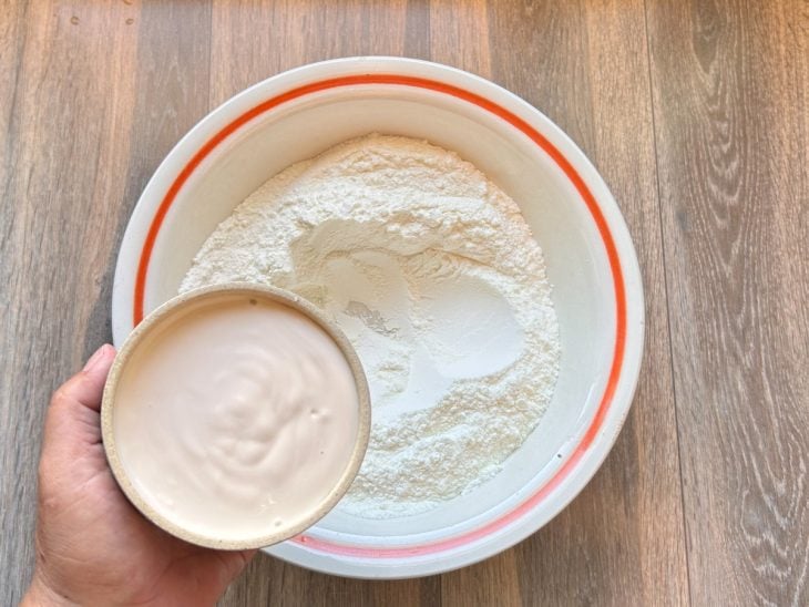 Creme de leite sendo adicionado à mistura na tigela.