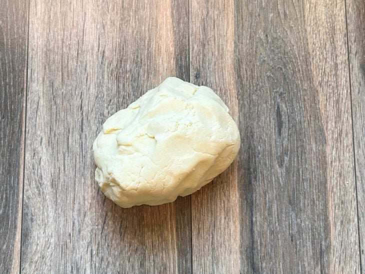 Pasta de leite Ninho sovada sobre a mesa.