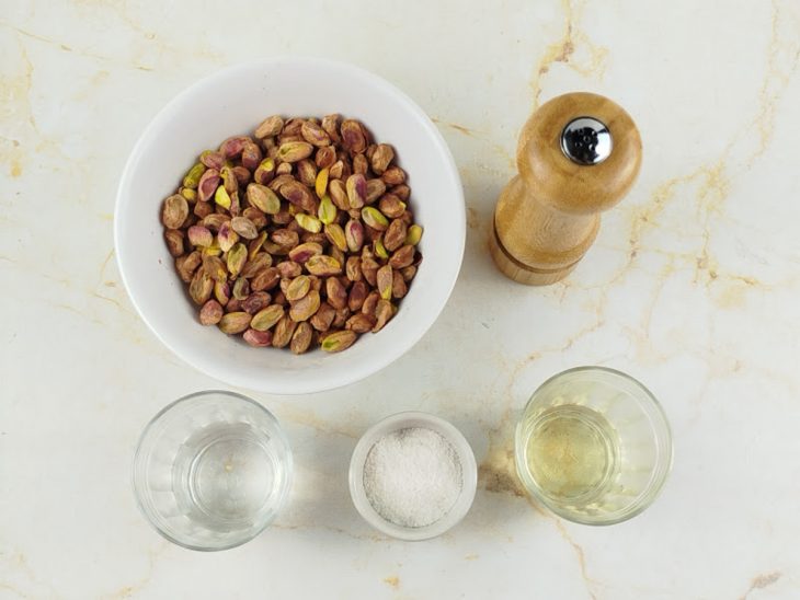 Ingredietes separados sobre a bancada.