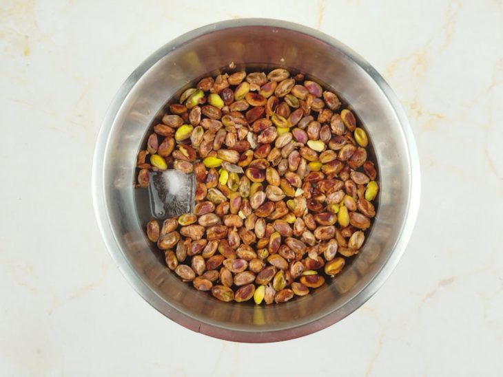 Pistaches sendo branqueados em panela com água quente.