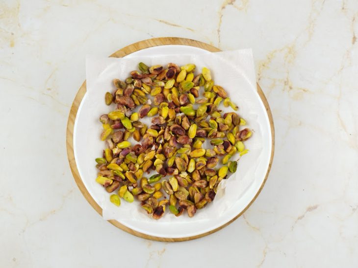 Pistaches secos sobre papel toalha.