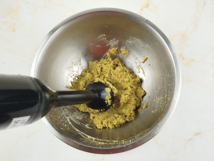 Pistaches, açúcar, sal e água sendo processados.