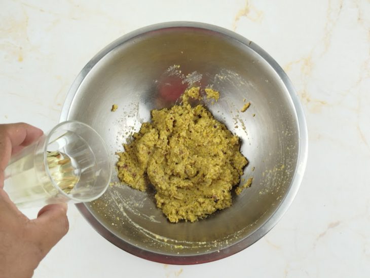 Óleo sendo adicionado à pasta em processamento.