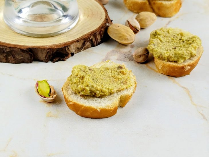 Pasta de pistache servida na torrada.