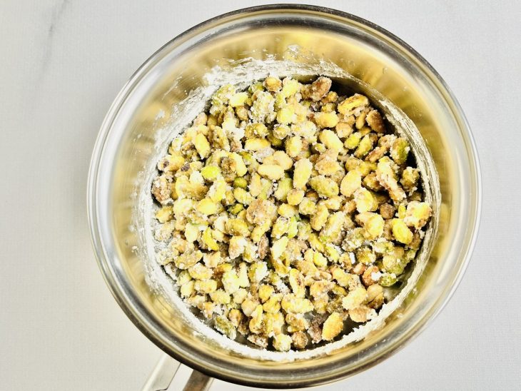 Pistaches transferidos para a panela, com a mistura de água com açúcar.