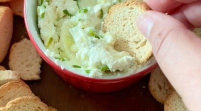 Pasta de ricota caseira com alho-poró