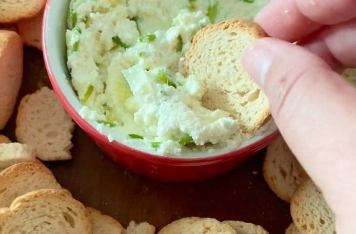 Pasta de ricota caseira com alho-poró