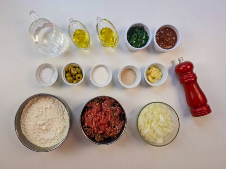 Ingredientes organizados na bancada com itens da massa e do recheio separados para o preparo.