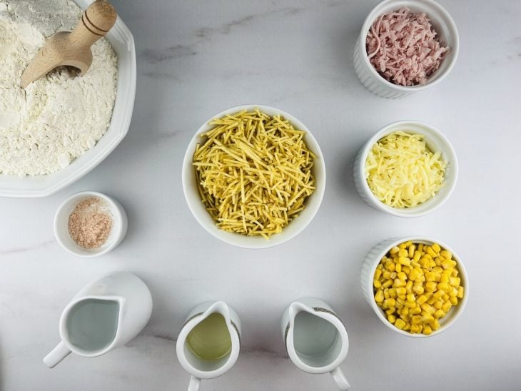 Uma bancada com os ingredientes em recipientes.