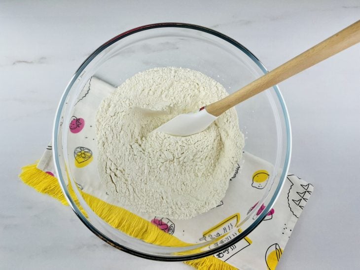 Uma tigela com farinha e sal.