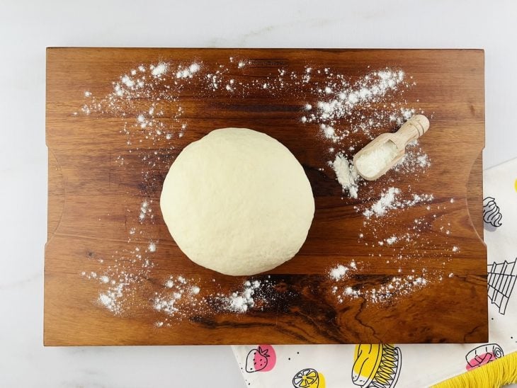 Uma tábua com massa de pastel crua.
